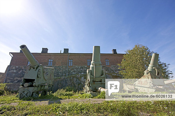 Russische 152 und 35-mm-Kanonen  Festung Suomenlinna Meer  UNESCO Weltkulturerbe  Finnland  Skandinavien  Europa