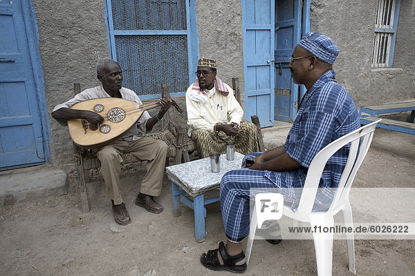 Einheimischen entspannen mit einigen traditionellen Musik  in den Straßen von Berbera  Somaliland  Somalia  Afrika