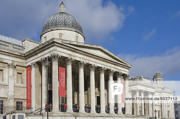 Der Haupteingang  der National Gallery  Trafalgar Square  London  England  Vereinigtes Königreich  Europa