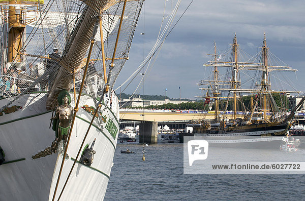 Drei Mast Boote  die Cuauhtemoc aus Mexiko und die Amerigo Vespucci während Armada 2008  Rouen  Normandie  Frankreich  Europa
