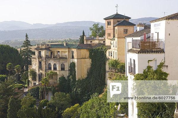 Gebäude oberhalb der Schlucht  Ronda  eines der weißen Dörfer  Malaga Provinz in Andalusien  Spanien  Europa