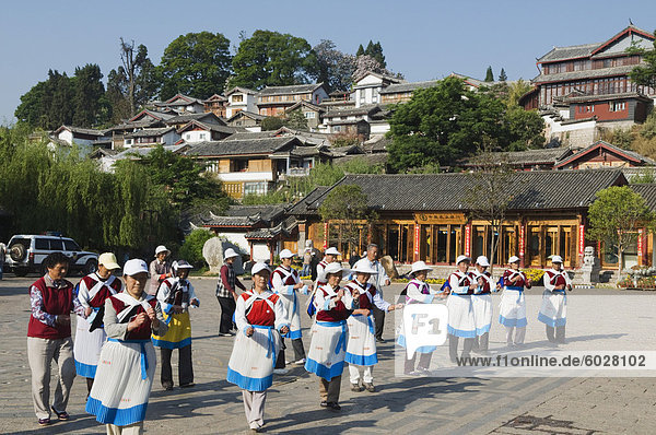 Naxi-Frauen tanzen in Lijiang Altstadt  UNESCO-Weltkulturerbe  Provinz Yunnan  China  Asien