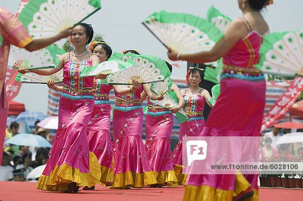 Tänzer feiert das Wasser plantschen in Jinghong Stadt  Xishuangbanna  Yunnan Provinz  China  Asien