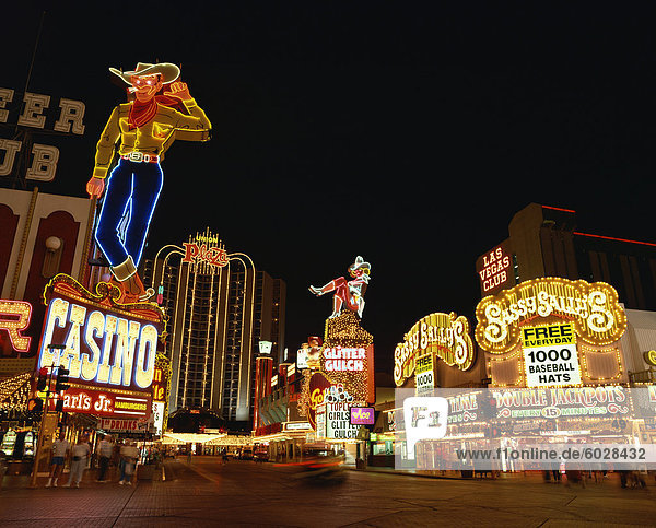 Leuchtreklame nachts auf einer Straße in Las Vegas  Nevada  Vereinigte Staaten von Amerika  Nordamerika