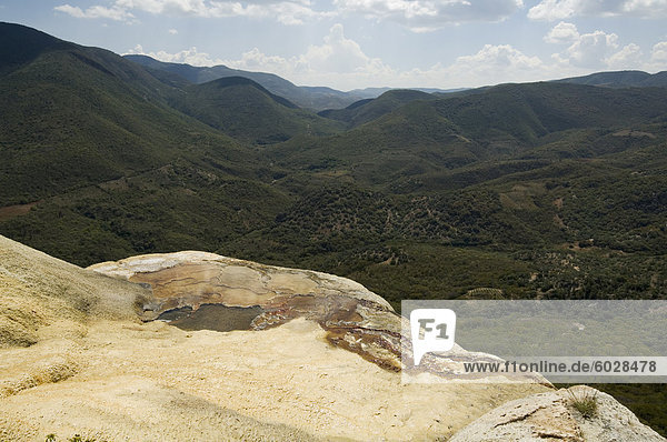 Hierve el Agua (das Wasser kocht)  Wasser reich an Mineralien Blasen oben aus den Bergen und gießt über den Rand  Oaxaca  Mexiko  Nordamerika
