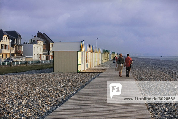Paar Spaziergang entlang der hölzernen Planche (Strandpromenade)  Kiesstrand  Cayeux Sur Mer  Picardie  Frankreich  Europa