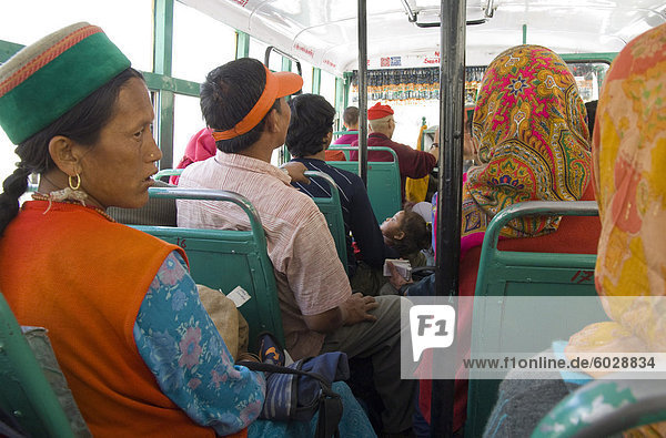 Gruppe der einheimischen Reisen im lokalen öffentlichen Bus  Spiti  Himachal Pradesh  Indien  Asien