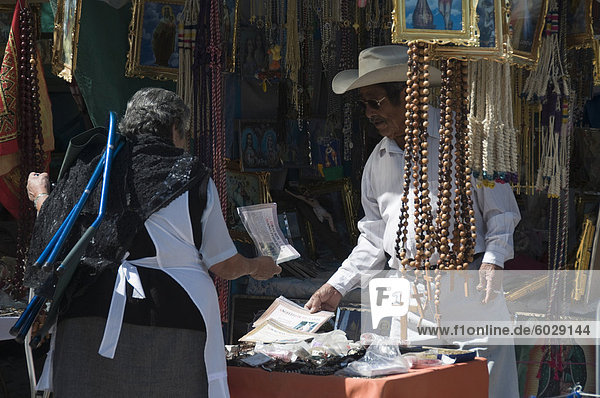 Verkaufsstände religiöse Andenken und Artefakte  Santuario de Atotonilco  in der Nähe von San Miguel de Allende (San Miguel)  Bundesstaat Guanajuato  Mexiko  Nordamerika