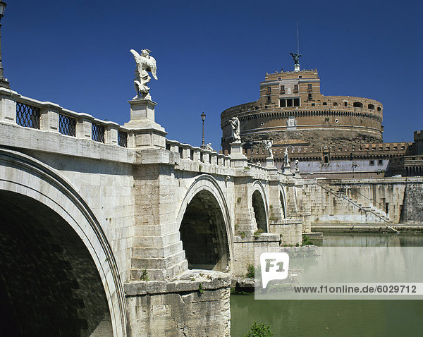 Ponte S. Angelo über den Fluss Tevere und die Burg in der Stadt Rom Lazio Italien Europa