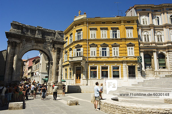 Stein-Bogen in Old Town  Pula  Istrien-Küste  Kroatien  Europa