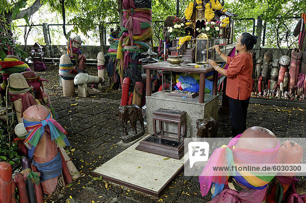 Früher gebaut  um den Geist von der Ficus-Baum re-house  führten Spenden der phallischen Symbole der Schrein gewidmet  Fruchtbarkeit  Chao Mae Tuptim (Schrein von der Göttin Tuptim)  Bangkok  Thailand  Südostasien  Asien
