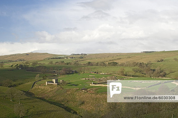 Blick nach Westen über römische Siedlung und Festung  Vindolanda  mit der Roman-Wand auf die Skyline  UNESCO Weltkulturerbe  Northumbria  England  Vereinigtes Königreich  Europa