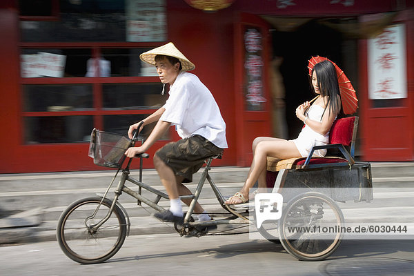 Asiatische Frau (Chinesisch-thailändischen) Zyklus Rikscha  Hutong District  Beijing  China  Asien