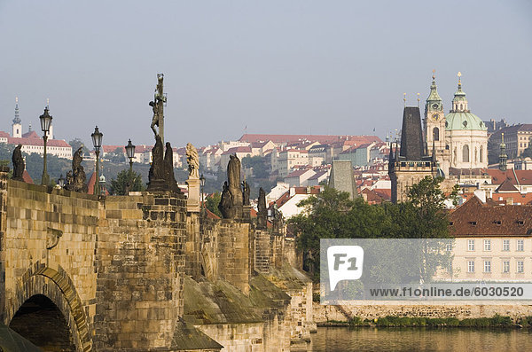 Charles Brücke über den Fluss Vltava  Altstadt  UNESCO-Welterbe Site  Prag  Tschechische Republik  Europa