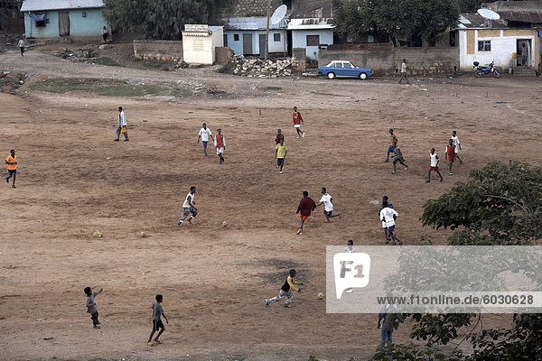 Kinder spielen Fußball auf einem Schmutz-Pitch in Harar  Äthiopien  Afrika