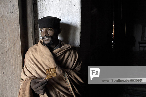 Ein Priester im Kloster Kebran Gabriel  am See Tana  Äthiopien  Afrika