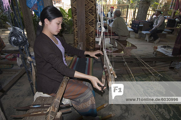 Weben im Dorf in der Nähe von Luang Prabang  Laos  Indochina  Südostasien  Asien