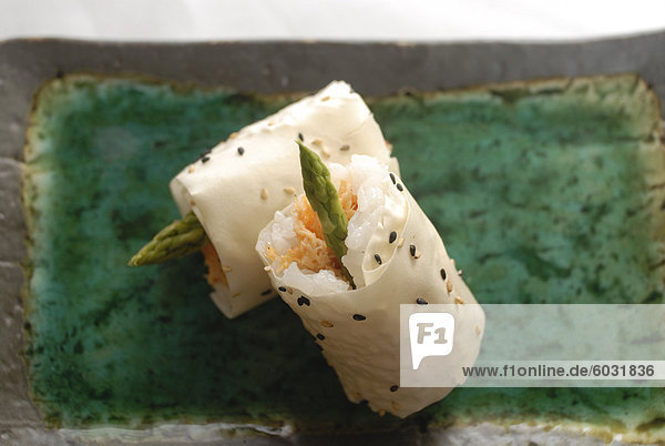 Suchi Vorspeise Lachs und Asparagas in Reis und Sesam Parzelle  Japan  Asien