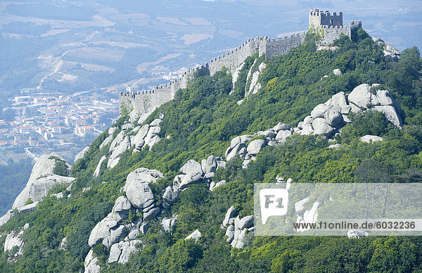 Ansicht von Castelo ds Mouros (maurische Burg)  gefangen von den Christen in 1147  Sintra  Portugal  Europa