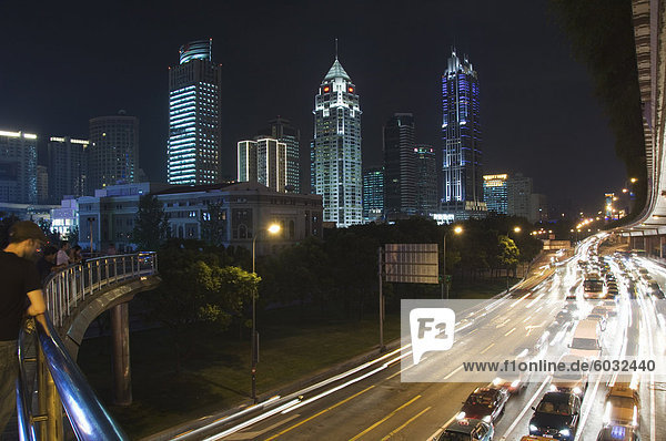 Auto Licht Wege und beleuchteten Gebäuden auf Peoples Square  Shanghai  China  Asien