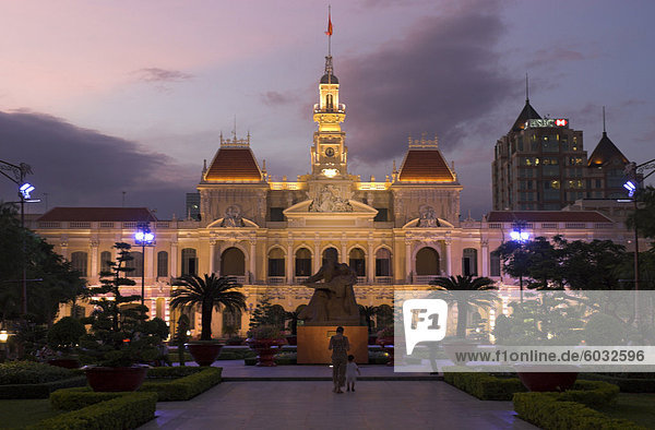 Hotel de Ville (Peoples Committee Gebäude) mit öffentlichen Garten im Vordergrund in der Abenddämmerung  Ho-Chi-Minh-Stadt (Saigon)  Vietnam  Indochina  Südostasien  Asien