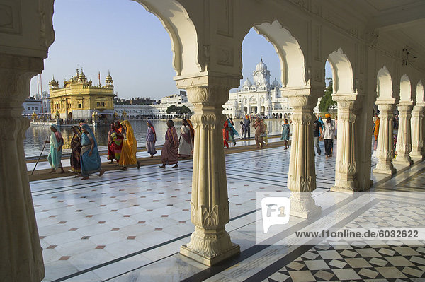 Frau gehen Heiligkeit Pilgerer Amritsar Asien Indien
