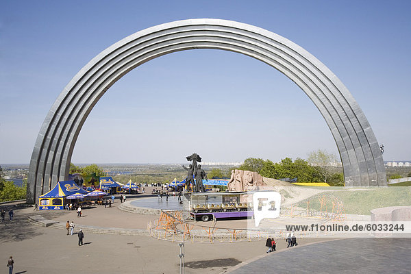 Freundschaft der Völker Denkmal  Khreschaty Park  Kiew  Ukraine  Europa