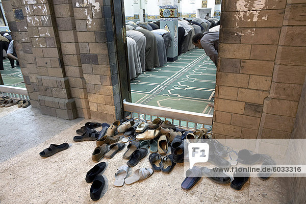 Moslems wohnen Abend gebeten in einer Moschee in Aswan  Ägypten  Nordafrika  Afrika