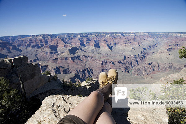 Frau suchen über Grand Canyon  Grand Canyon National Park  UNESCO World Heritage Site  Arizona  Vereinigte Staaten von Amerika  Nordamerika