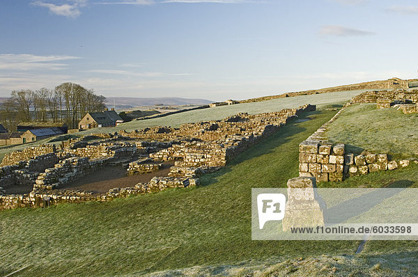 Teil lag römischen Kastells Blick nach Westen  Hadrianswall  UNESCO Weltkulturerbe  Northumbria  England  Vereinigtes Königreich  Europa