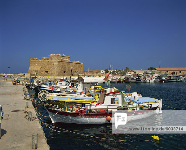 Fischerboote im Hafen von Paphos  Zypern  Mittelmeer  Europa