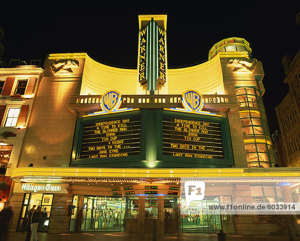 Aussenansicht des Warner Kino beleuchtet in der Nacht  Leicester Square  London  England  Vereinigtes Königreich  Europa