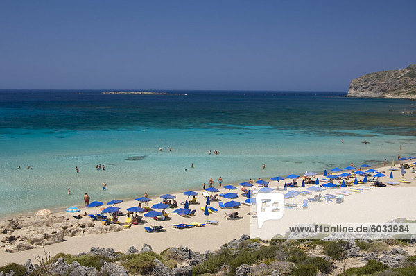 Sonnenschirme am Strand und Smaragd Meere bei Phalassarna (Falassarna) in westlichen Kreta  griechische Inseln  Griechenland  Europa