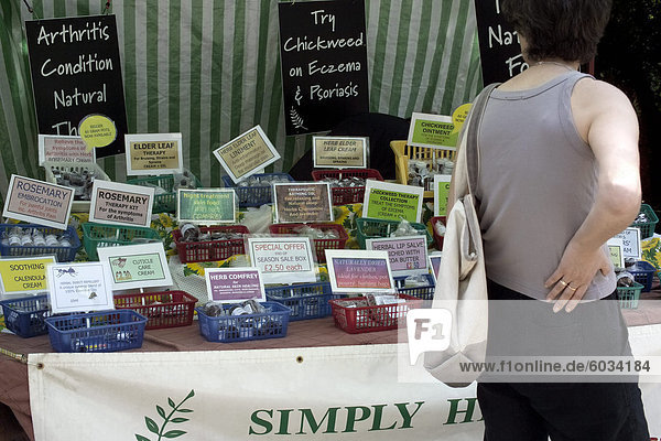 Alternative Therapie stall  Farmers Market  Alexandra Palace  Haringey  London  England  Vereinigtes Königreich  Europa