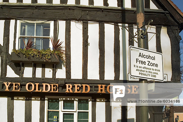 Ihr Olde Red Horse Pub mit Alcohol Free Zone Zeichen außerhalb  Evesham  Worcestershire  England  Vereinigtes Königreich  Europa