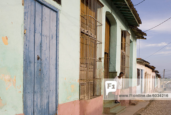 Kopfsteinpflaster Gebäude Straße bunt streichen streicht streichend anstreichen anstreichend Westindische Inseln Mittelamerika vorwärts UNESCO-Welterbe Trinidad und Tobago Kuba