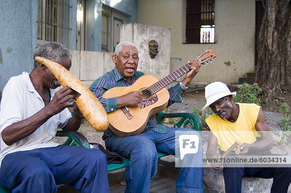 Musicians playing on the street in Santiago de Cuba  Cuba  West Indies  Central America