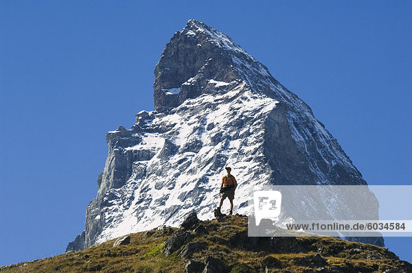 Wanderer unter dem Gipfel des Matterhorns  4477m  Zermatt Alpine Resort  Wallis  Schweiz  Europa