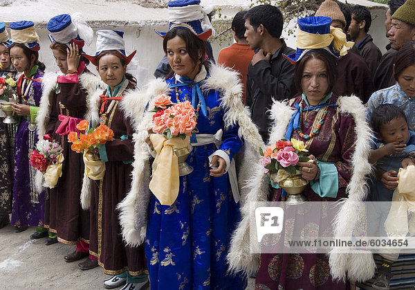 Gruppe von jungen Frauen in voller Tracht in Folge warten Lama  Alchi  Ladakh  Indien  Asien