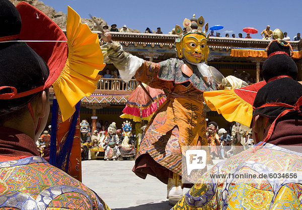 Mönch in hölzerne Maske in Tracht  Tanz im Klosterhof  Hemis Festival  Hemis  Ladakh  Indien  Asien