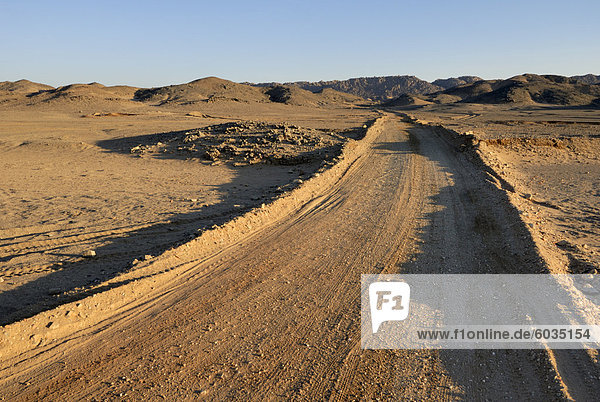 Dirt Road  nubische Wüste  Sudan  Afrika