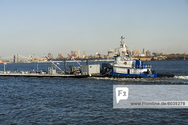 Boot mit Lastkahn auf Hudson River Manhattan New York City New York Vereinigte Staaten von Amerika Nordamerika