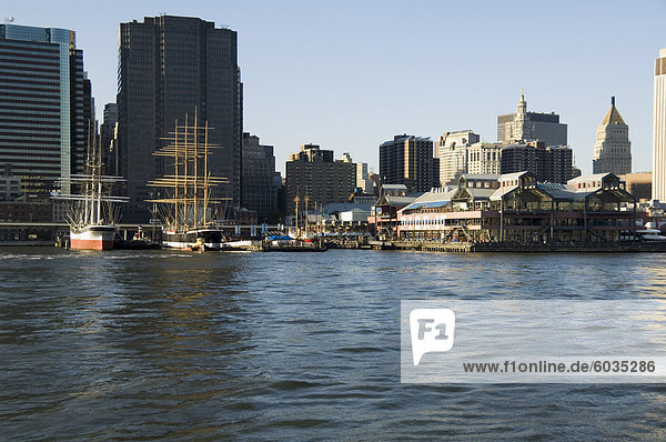 Historische Boote vertäut am Pier 17 auf dem East River Manhattan New York City New York Vereinigte Staaten von Amerika Nordamerika