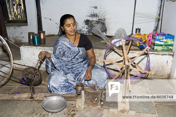 Eine Frau  die Spinnerei an einem der Genossenschaften in ein Gebiet  das bekannt ist für seine Saris  Maheshwar  Madhya Pradesh Zustand  Indien  Asien