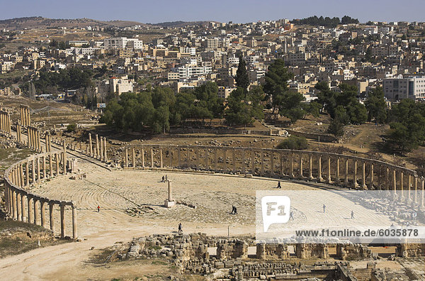 Blick von oben auf Roman Forum  Oval mit Jerash Stadt im Hintergrund  Jerash  Jordan  Naher Osten