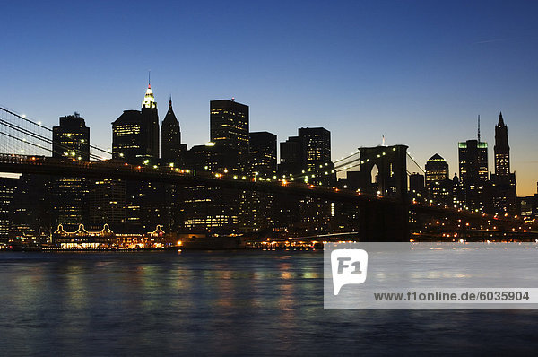Skyline von Manhattan und Brooklyn Bridge bei Dämmerung  New York City  New York  Vereinigte Staaten von Amerika  Nordamerika