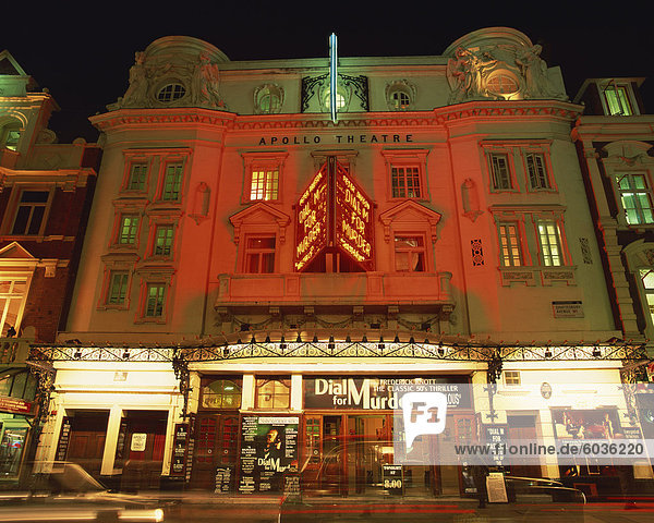 Aussenansicht des Apollo Theaters beleuchtet in der Nacht  Shaftesbury Avenue  London  England  Vereinigtes Königreich  Europa