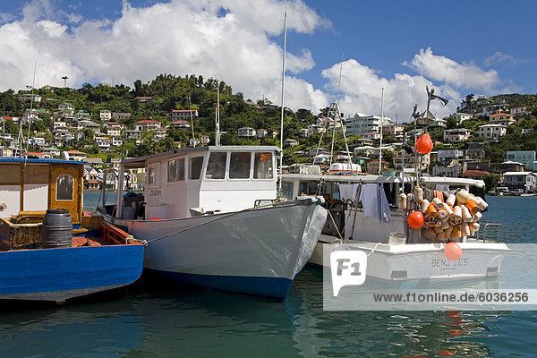 Fischerboote in Carenage Hafen  St. George's  Grenada  Windward-Inseln  kleine Antillen  Westindien  Caribbean  Mittelamerika