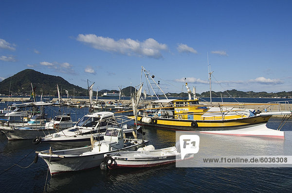 Fischerboote in Matsuyama Hafen  Stadt Matsuyama  Präfektur Ehime  Insel Shikoku  Japan  Asien