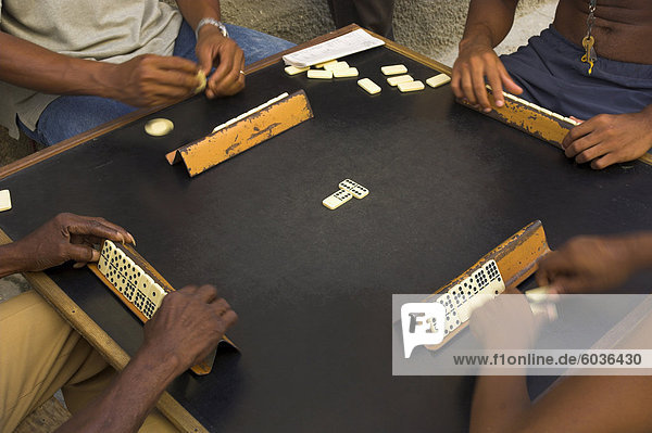 Nahaufnahme von den Händen einer Gruppe von vier Personen spielen Domino in der Straße Centro Habana  Havana  Kuba  Westindische Inseln  Mittelamerika